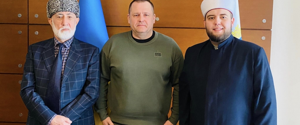 Зустріч відбулася у стінах Дніпровської міської ради. Шейха Мурата супроводжував імам Ісламського культурного центру Дніпра Віталій Оверко. 