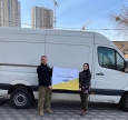 A truck minivan from Muslimehelfen is already delivering humanitarian aid