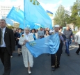 Крим — це Україна! У Мелітополі урочисто підняли прапори України та кримськотатарского народу, вшановуючи жертв депортації