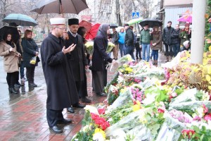 Муфтій мусульман України біля посольства Франції у Києві